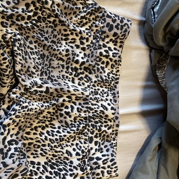 Blank and gray guess pre owned condition - Picture 4 of 11